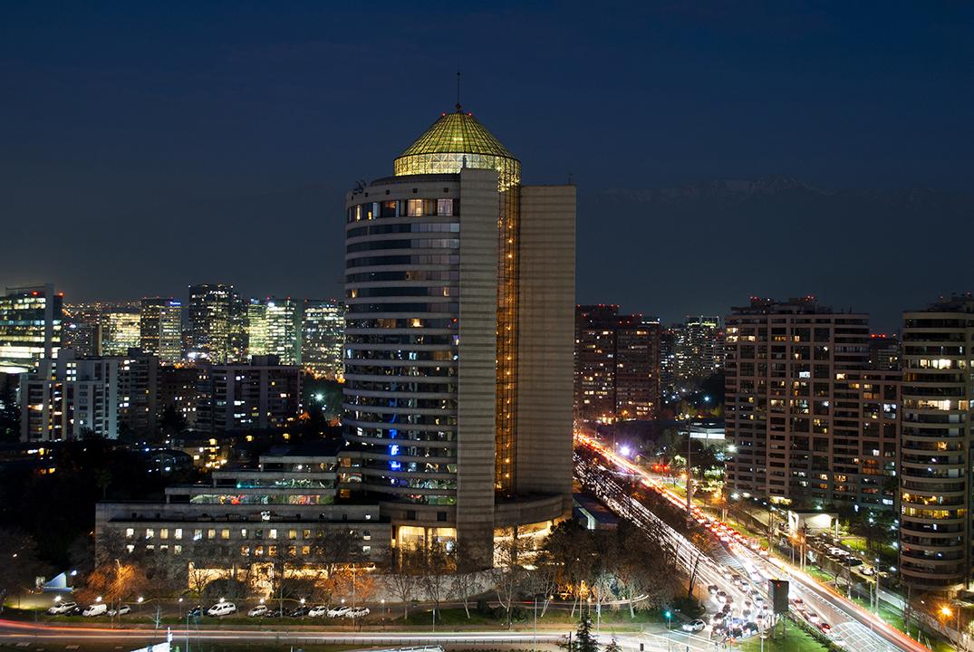 Mandarin Oriental, Santiago Hotell Exteriör bild The hotel at night