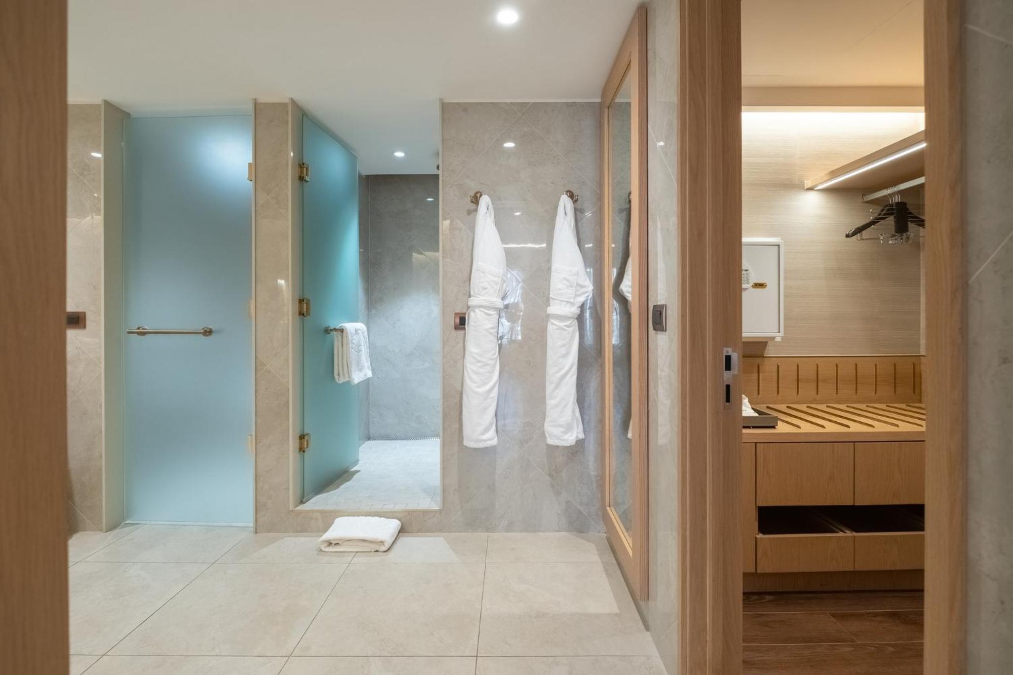 Mandarin Oriental, Santiago Hotell Exteriör bild A modern bathroom