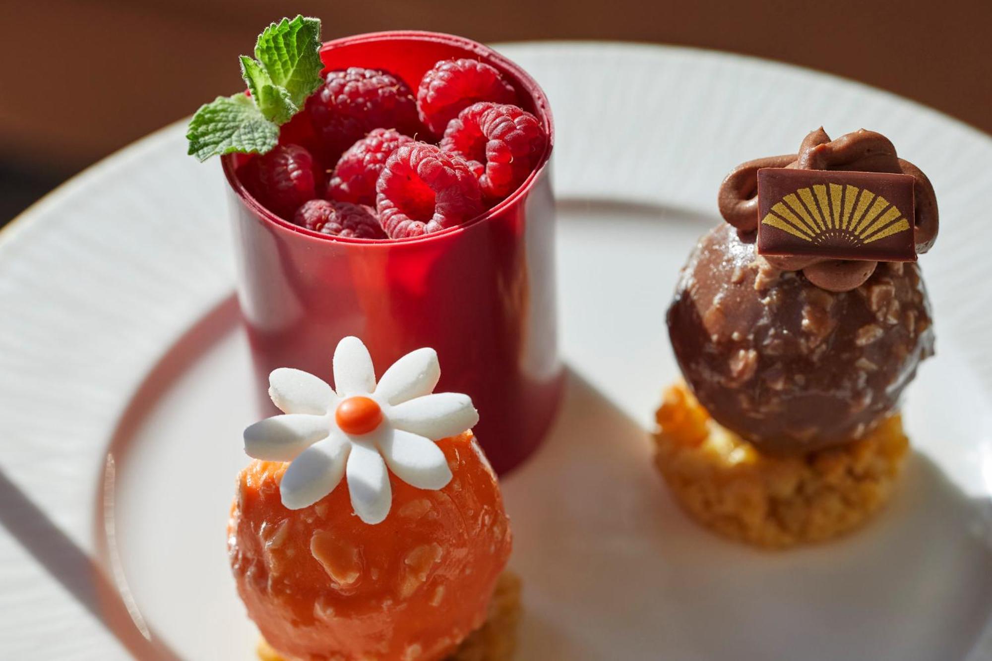 Mandarin Oriental, Santiago Hotell Exteriör bild A selection of petits fours