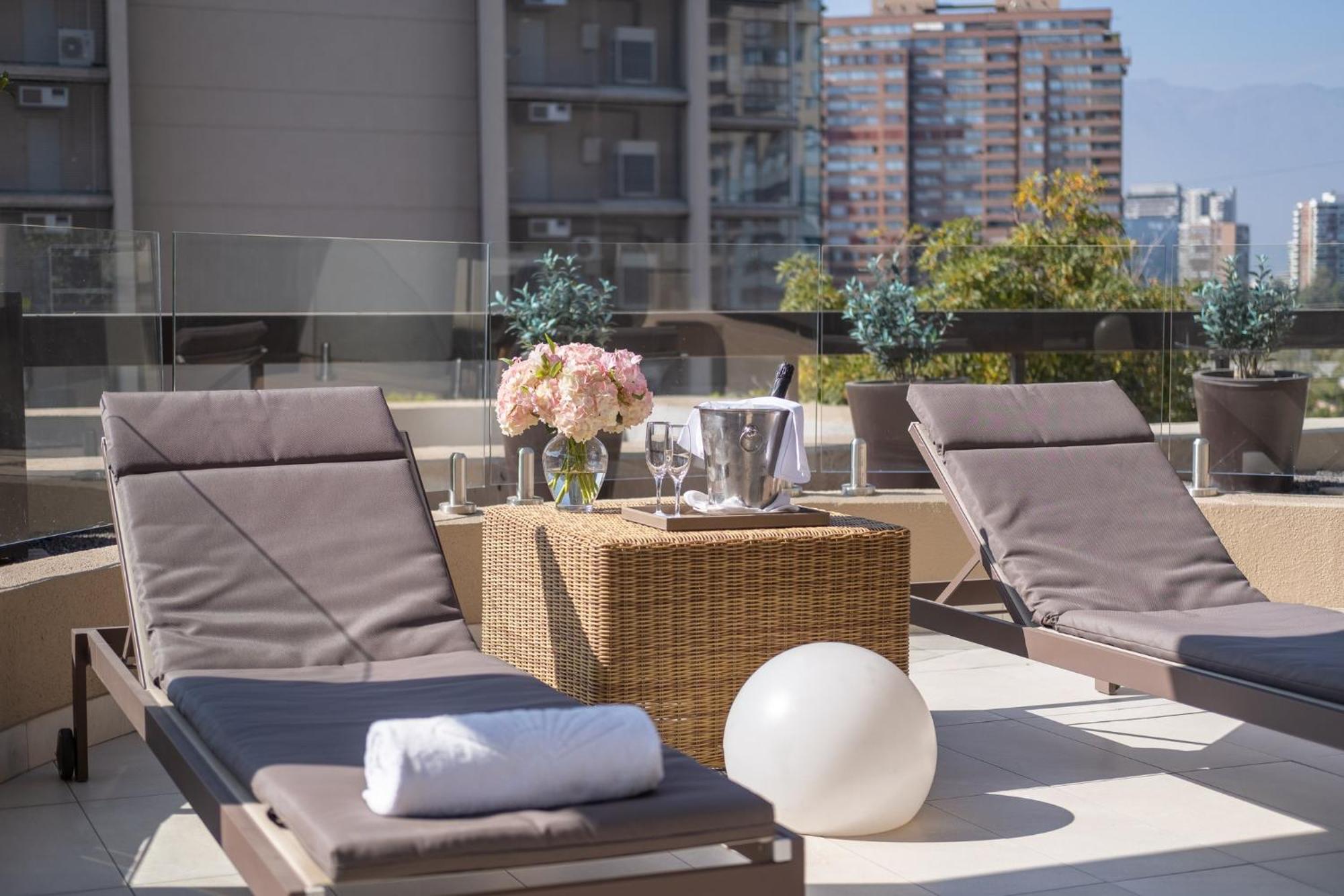 Mandarin Oriental, Santiago Hotell Exteriör bild The rooftop pool at the Mandarin Oriental