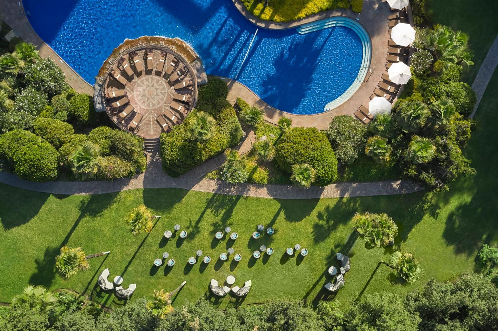 Mandarin Oriental, Santiago Hotell Exteriör bild Aerial view of the pool at the Four Seasons Hotel