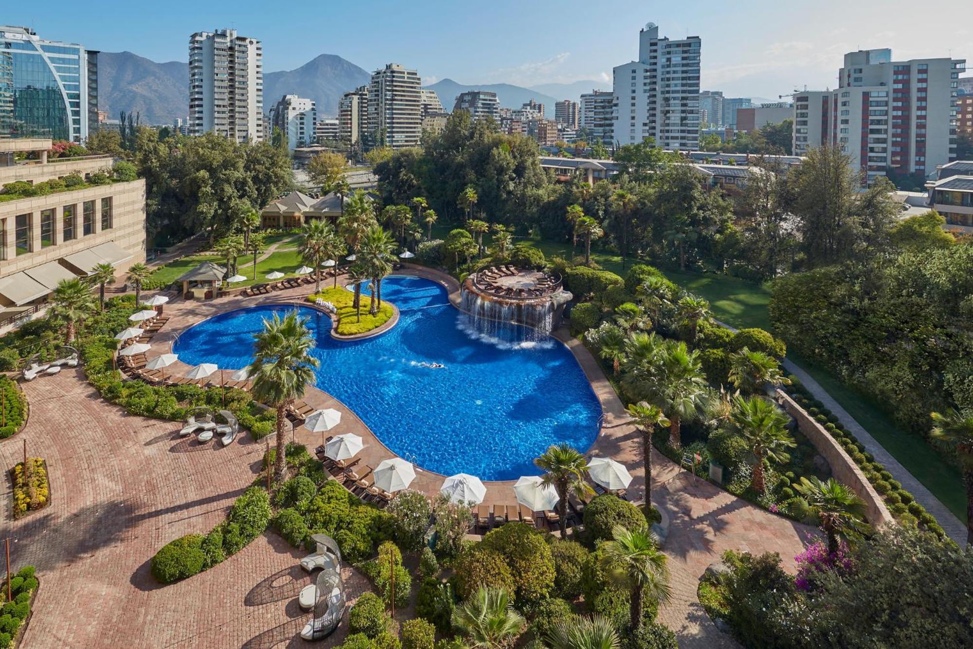 Mandarin Oriental, Santiago Hotell Exteriör bild The pool at the JW Marriott Santiago